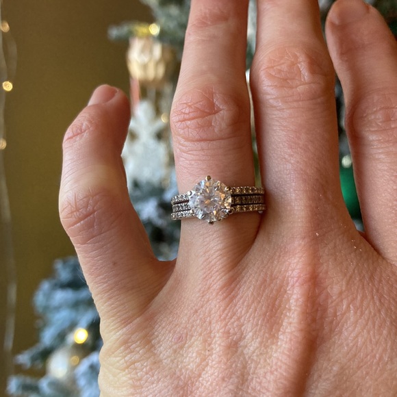 Gorgeous engagement/wedding band set: Diamond Nexus - Picture 3 of 5